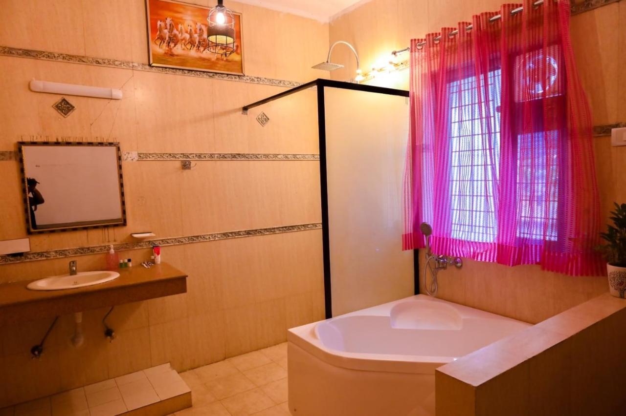 Hotel Wild Rose Új-Delhi Kültér fotó